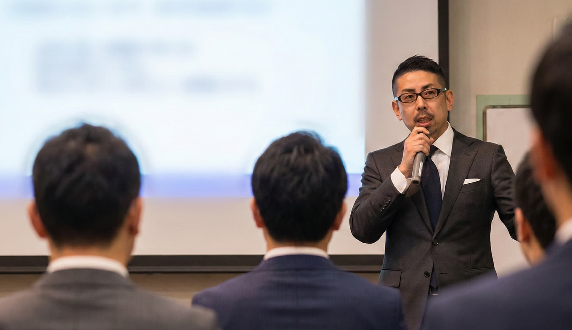 登壇し経営者に語りかける下地貴之